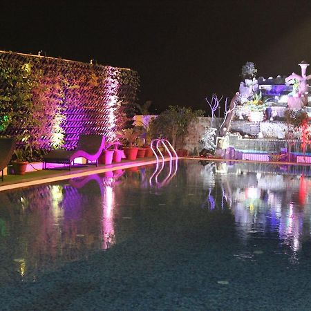 Xenious World Square Hotel Ghaziabad Bagian luar foto