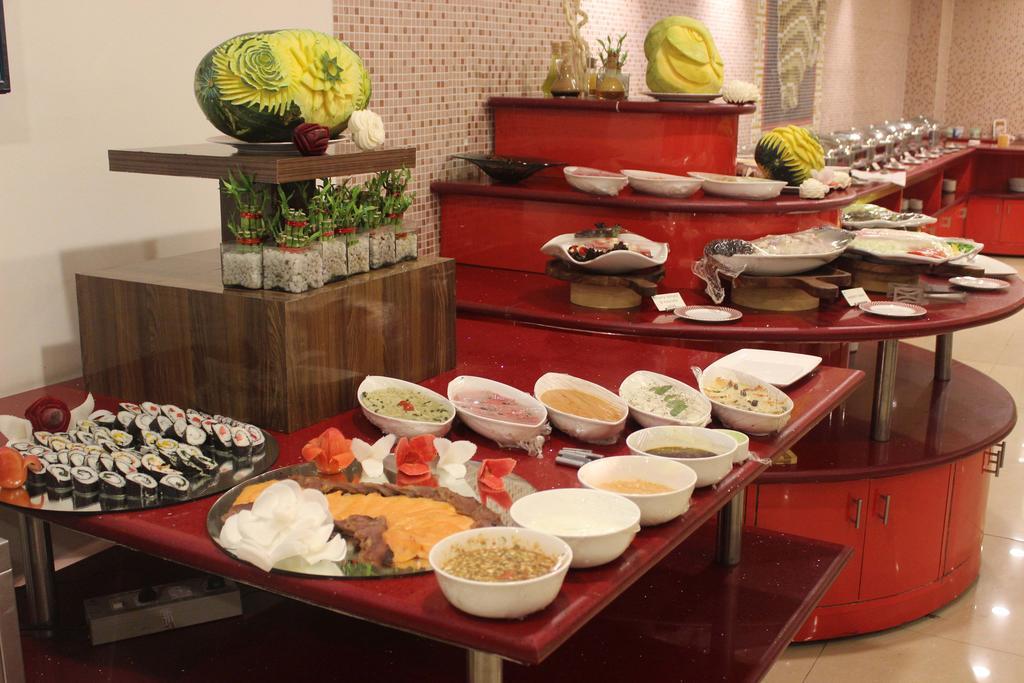 Xenious World Square Hotel Ghaziabad Bagian luar foto