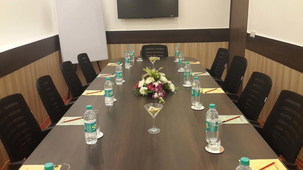 Xenious World Square Hotel Ghaziabad Bagian luar foto