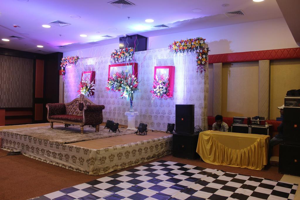 Xenious World Square Hotel Ghaziabad Bagian luar foto
