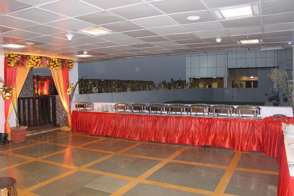 Xenious World Square Hotel Ghaziabad Bagian luar foto