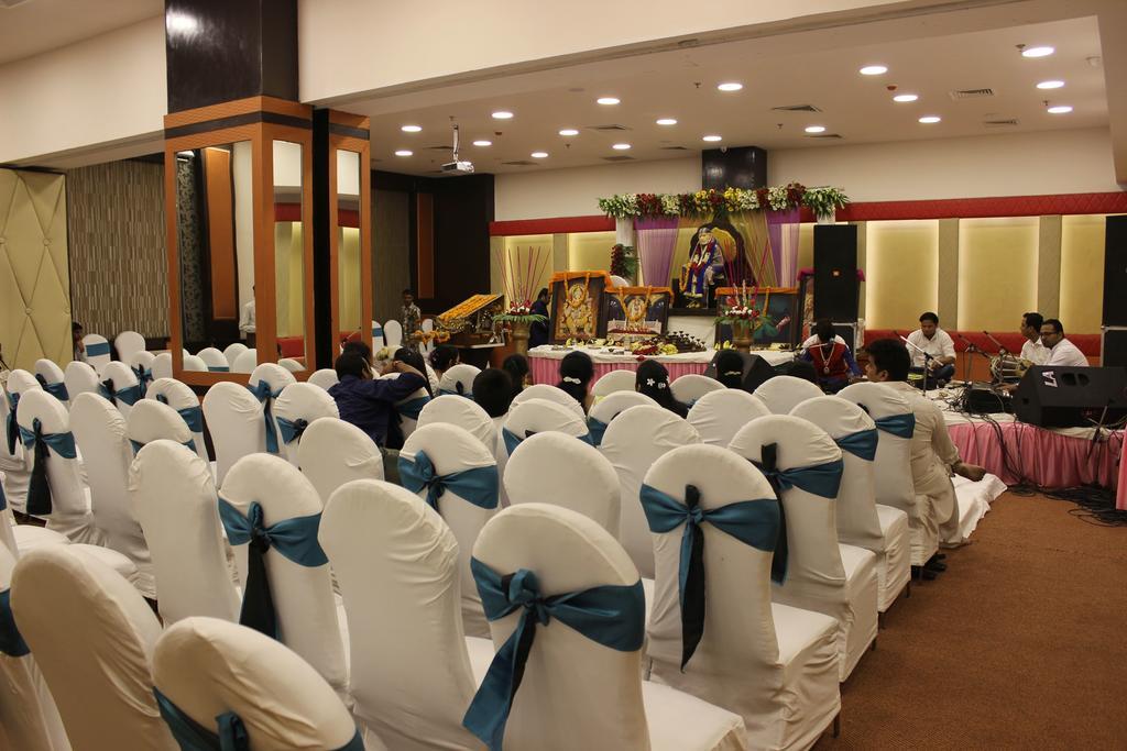 Xenious World Square Hotel Ghaziabad Bagian luar foto