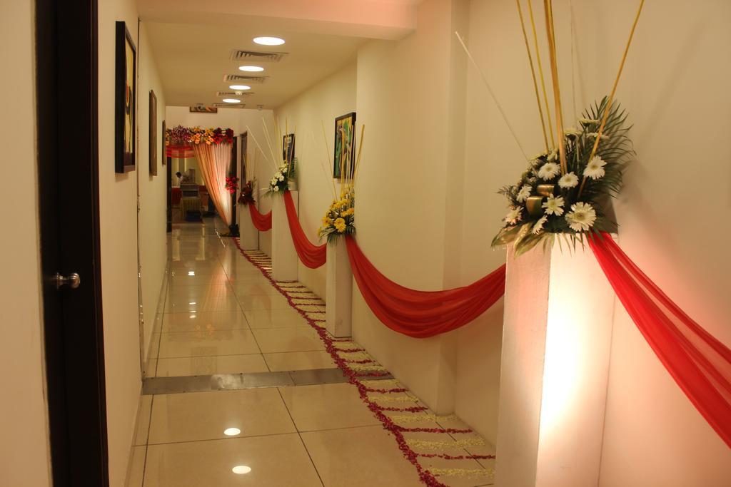 Xenious World Square Hotel Ghaziabad Bagian luar foto