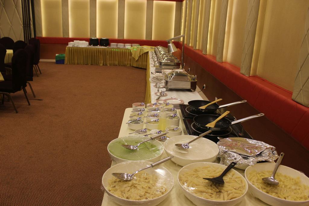 Xenious World Square Hotel Ghaziabad Bagian luar foto