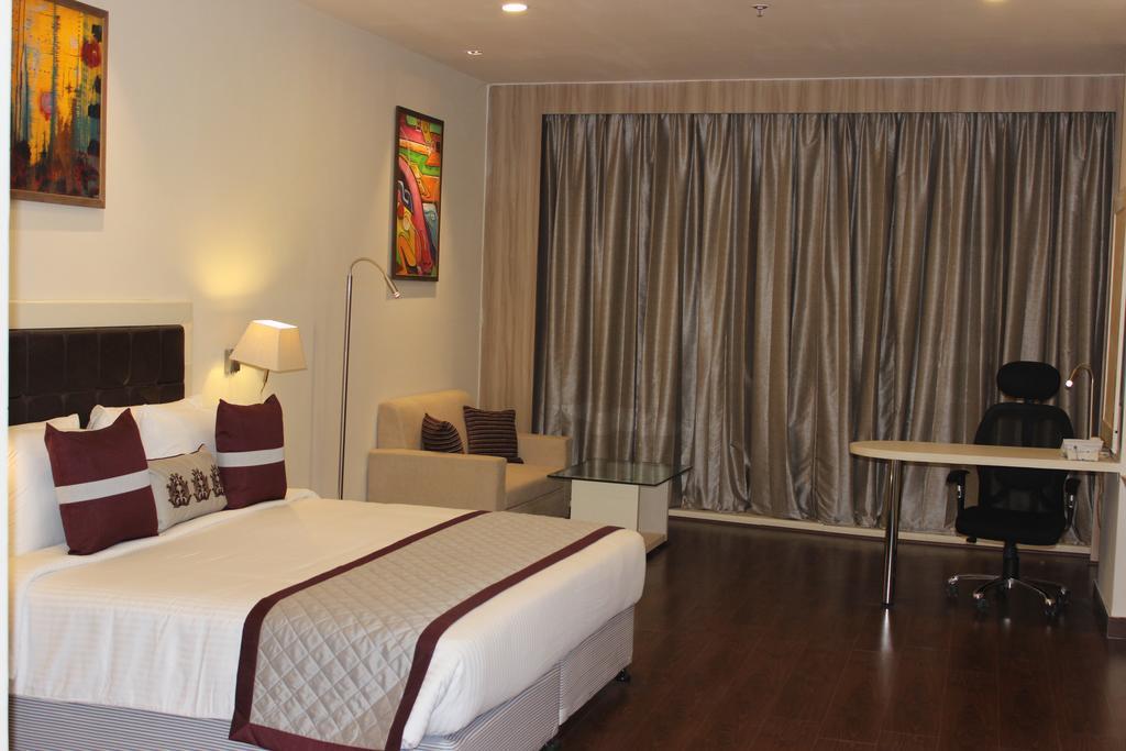 Xenious World Square Hotel Ghaziabad Bagian luar foto
