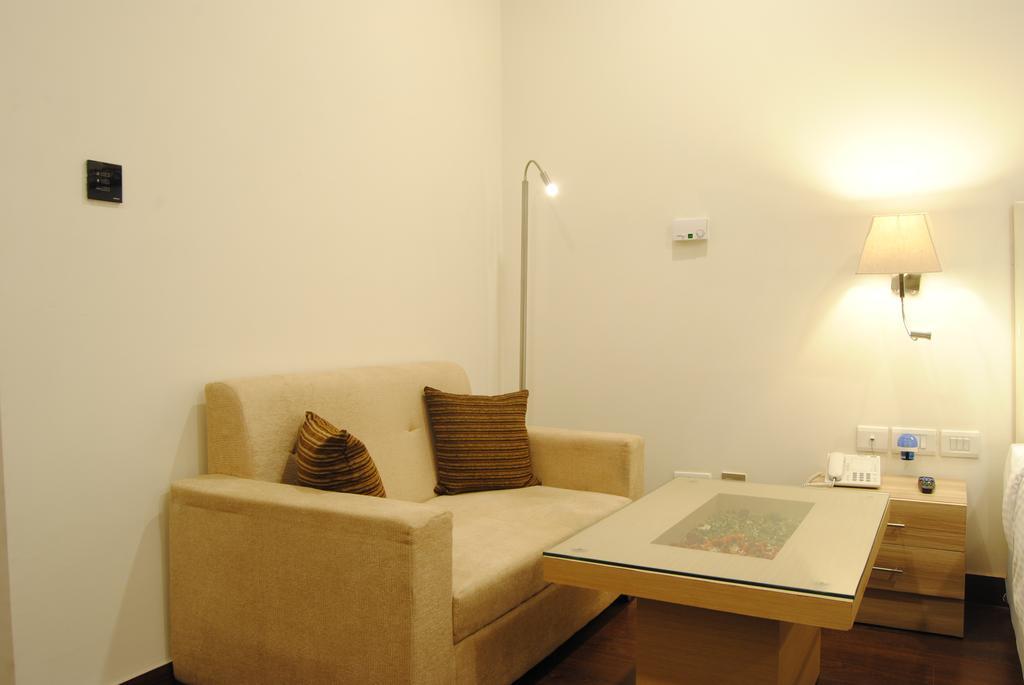 Xenious World Square Hotel Ghaziabad Bagian luar foto