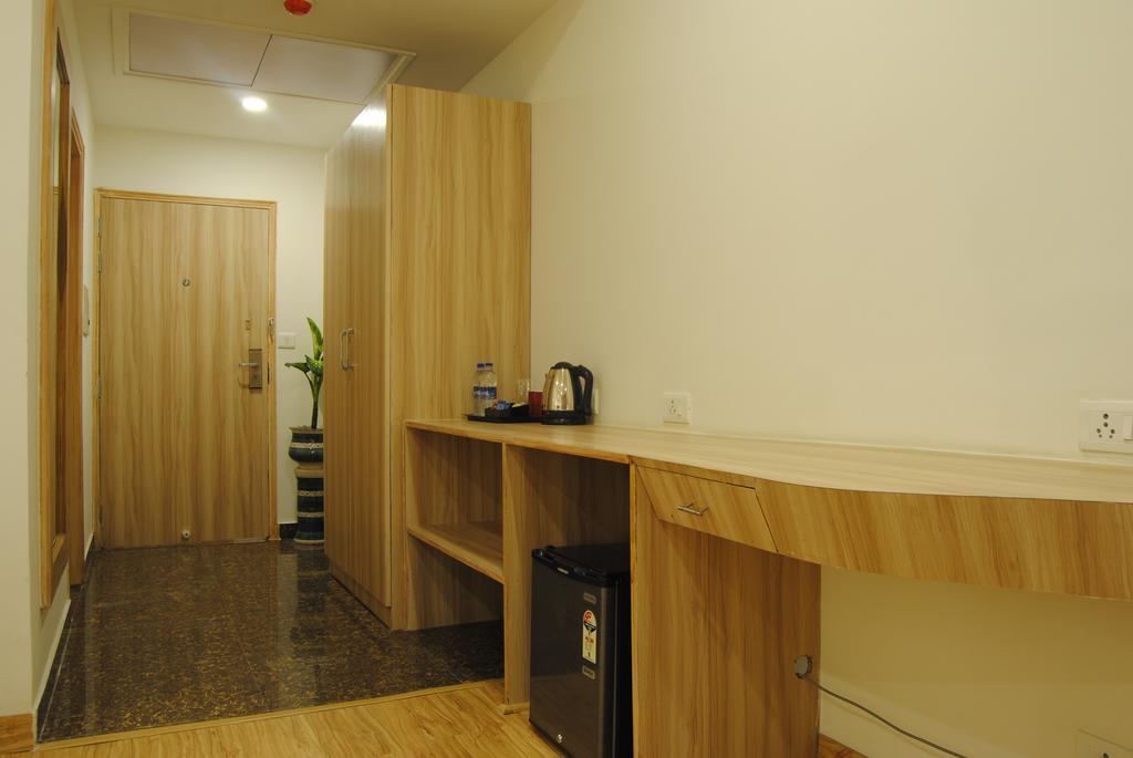 Xenious World Square Hotel Ghaziabad Bagian luar foto