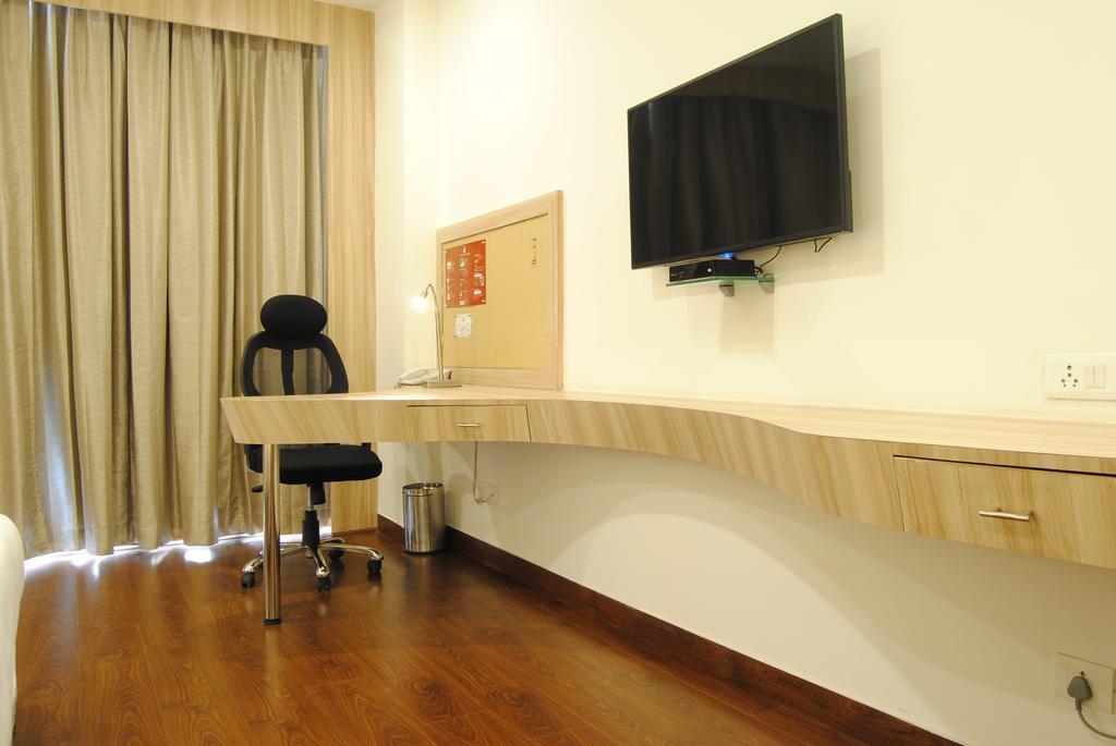 Xenious World Square Hotel Ghaziabad Bagian luar foto