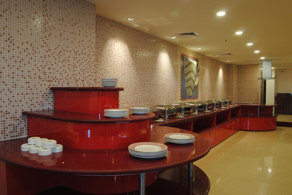 Xenious World Square Hotel Ghaziabad Bagian luar foto