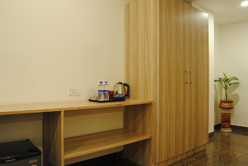 Xenious World Square Hotel Ghaziabad Bagian luar foto