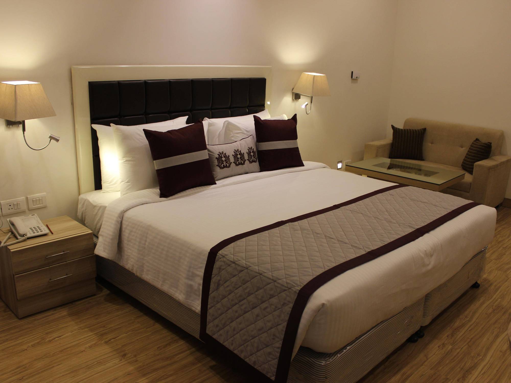 Xenious World Square Hotel Ghaziabad Bagian luar foto