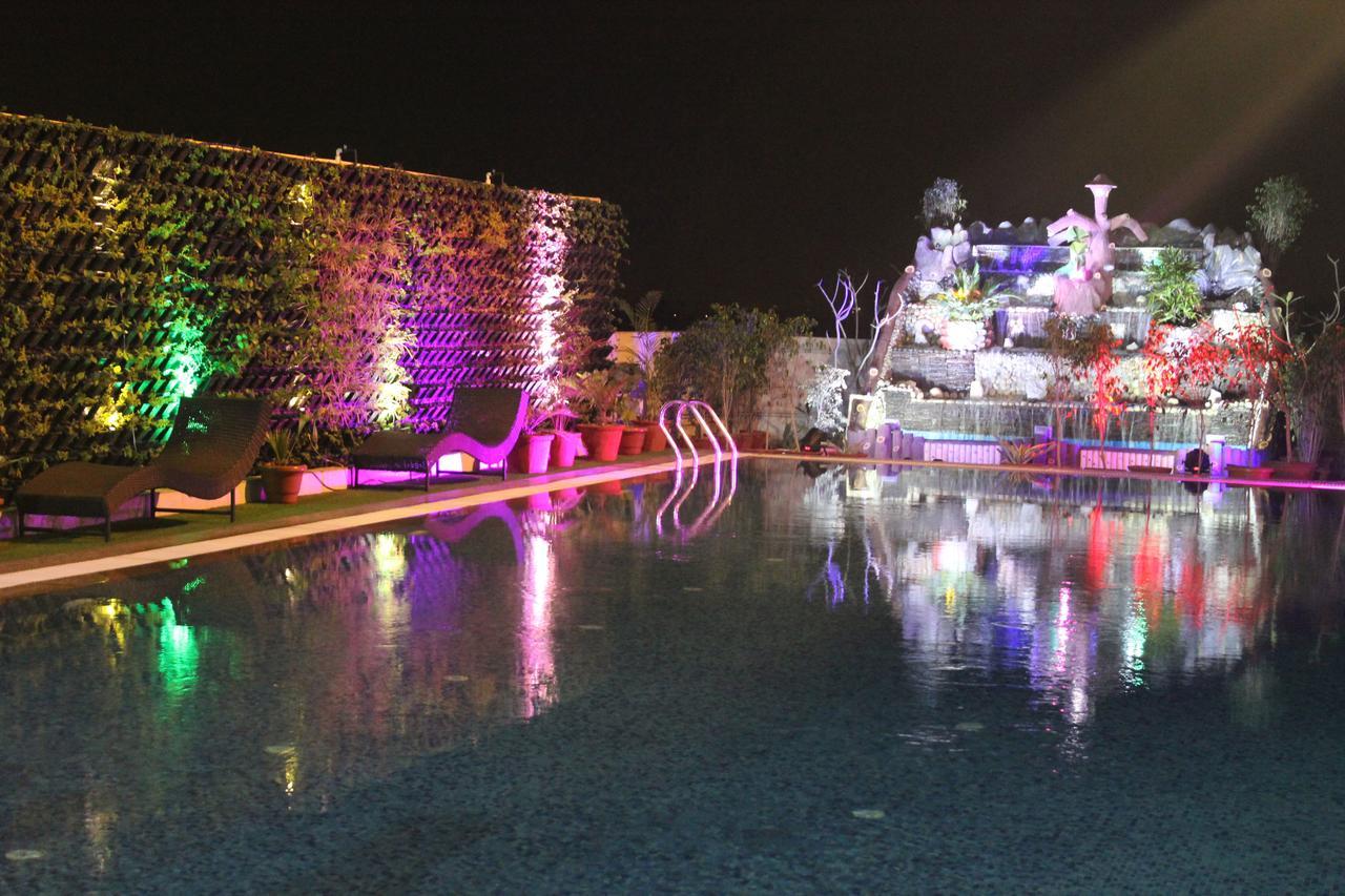 Xenious World Square Hotel Ghaziabad Bagian luar foto